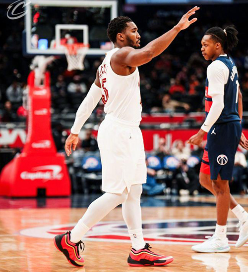 末节狂轰45分逆转!米切尔48分封神 骑士13连胜<a href=/lanqiuzq/wizards/ target=_blank class=infotextkey>奇才</a>