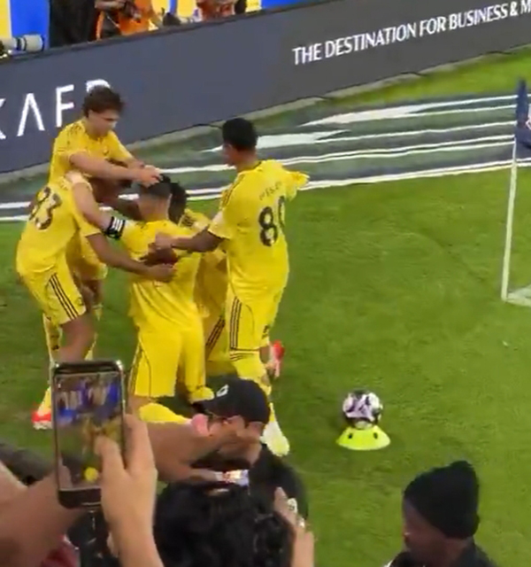 绝杀瞬间！<a href=/qiuxingzq/zuqiuzq/122.html target=_blank class=infotextkey>菲利克斯</a>给C罗戴上“胜利信物”，C罗跳舞回应嗨爆！