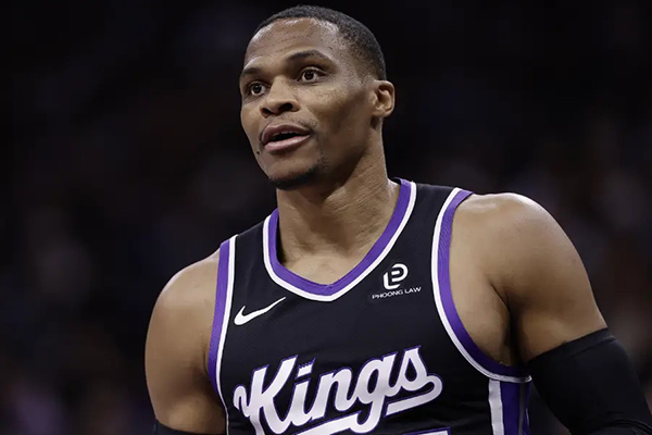 东契奇伤缺+威少暴打老东家,湖人双线承压