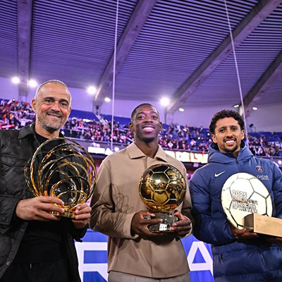 巴黎官方晒合影：恩里克+登贝莱+马基尼奥斯同框，集体力量闪耀三奖